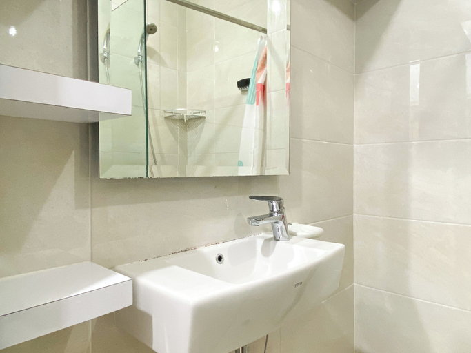Bathroom 4, Restful And Cozy Studio Apartment At Mustika Golf Residence, Cikarang