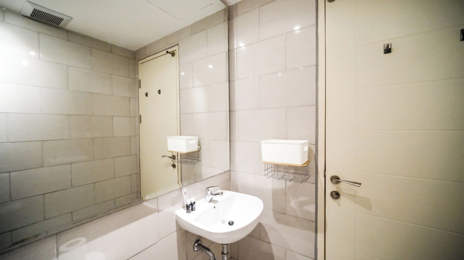 Bathroom 3, Simple And Homey 2Br At Benson Supermall Mansion Apartment, Surabaya