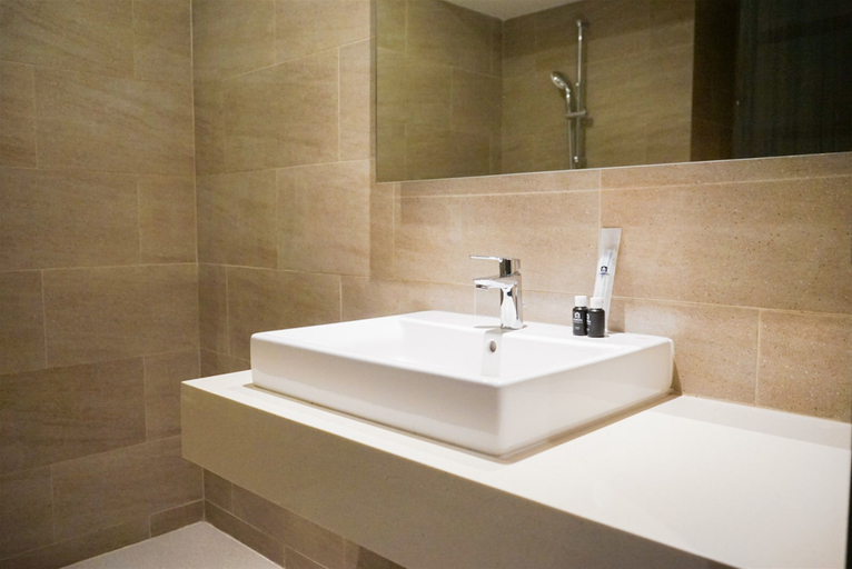 Bathroom 3, Studio Apartment With Sofa At Carstensz Residence, Tangerang Selatan