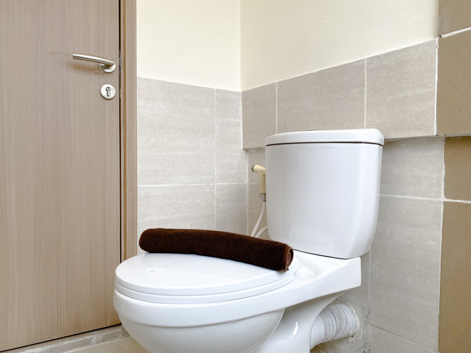 Bathroom 5, Modern Look 2BR Meikarta Apartment By Travelio, Cikarang