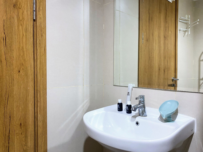 Bathroom 2, Good and Homey Studio at LRT City Jatibening Apartment, Bekasi