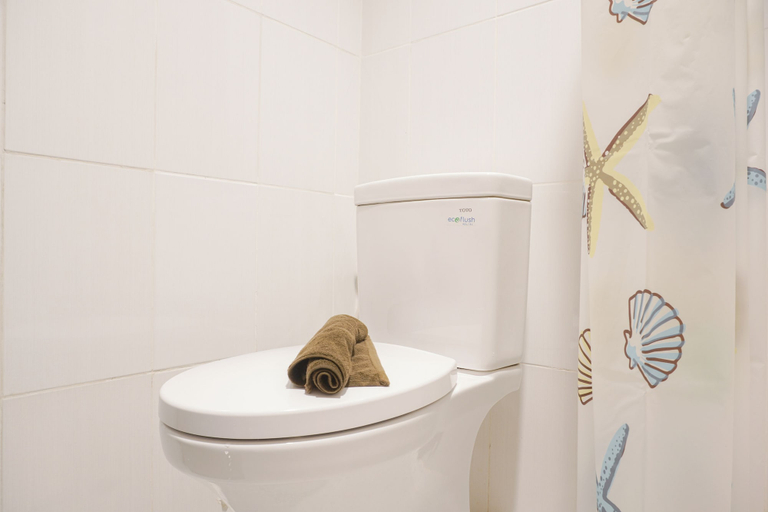 Bathroom 4, Nice And Comfort 1Br At 25Th Floor Samara Suites Apartment, South Jakarta