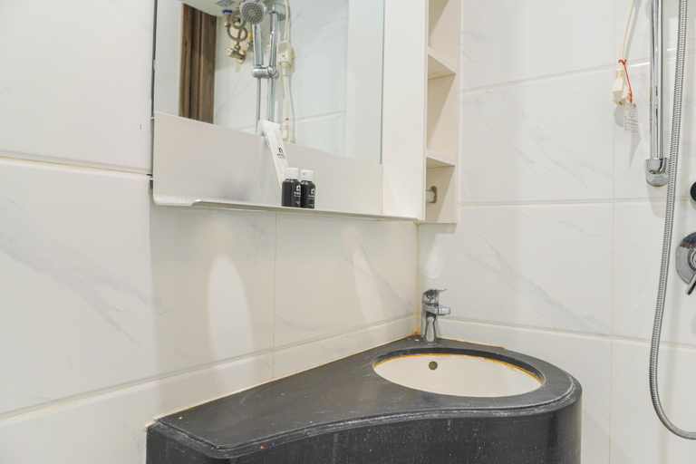 Bathroom 3, Cozy And Well Furnished Studio Sky House Bsd Apartment, Tangerang Selatan
