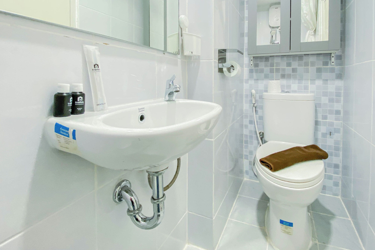 Bathroom 3, Cozy Designed Studio Tokyo Riverside Pik 2 Apartment, Jakarta Selatan