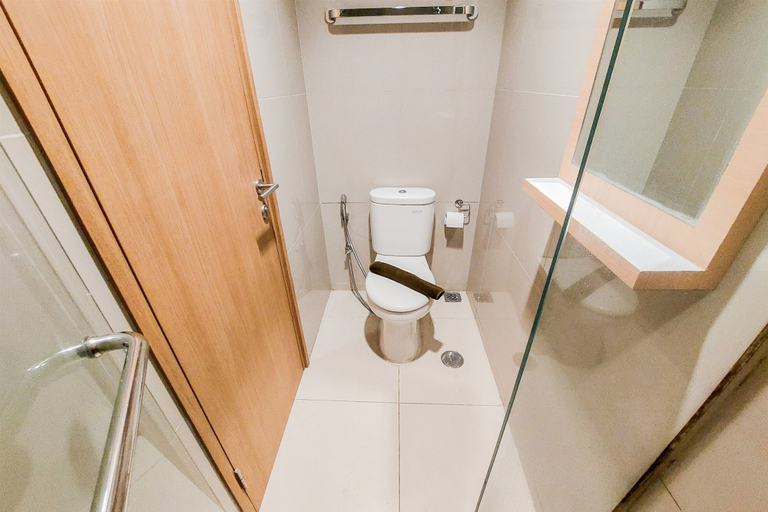 Bathroom 2, Homey And Modern Studio At Tree Park City Cikokol Apartment, Tangerang