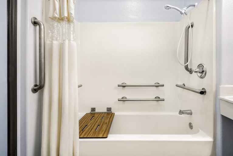 Bathroom 4, La Copa Inn Beach Hotel, Cameron