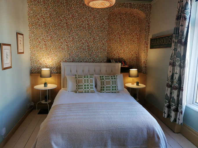 Others 5, No 30 Guest House, Aberdare, Rhondda, Cynon, Taff