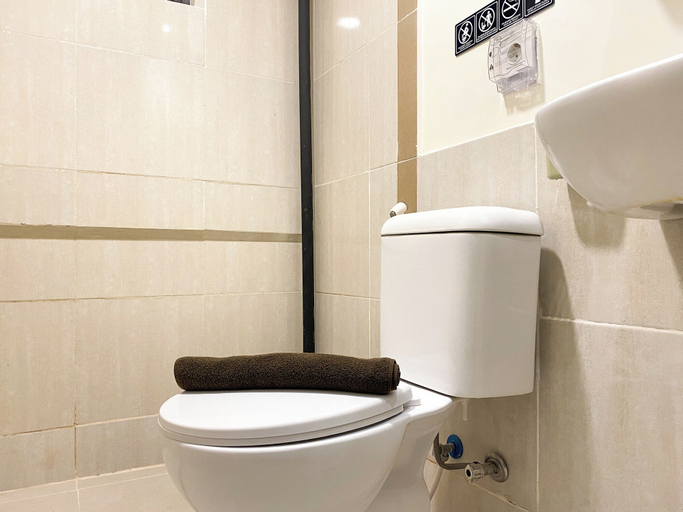 Bathroom 3, Restful And Cozy Living 2Br Meikarta Apartment, Cikarang