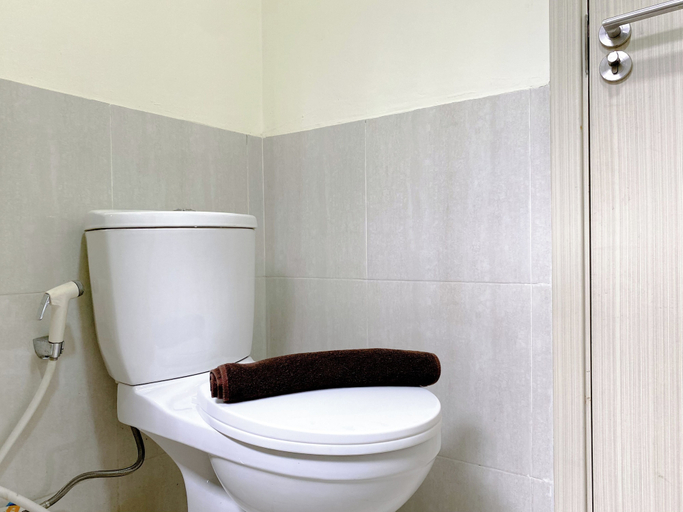 Bathroom 5, Comfort 2Br With Work Space At Meikarta Apartment, Cikarang