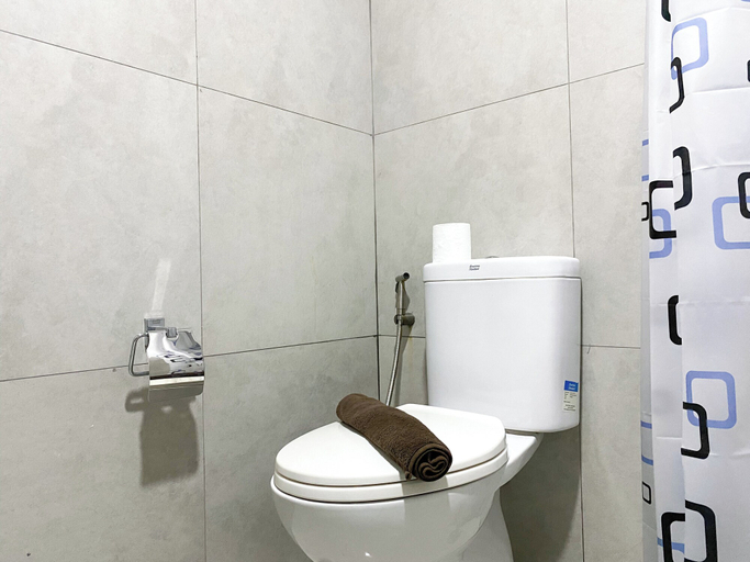 Bathroom 3, Homey Studio At Pollux Chadstone Apartment, Cikarang