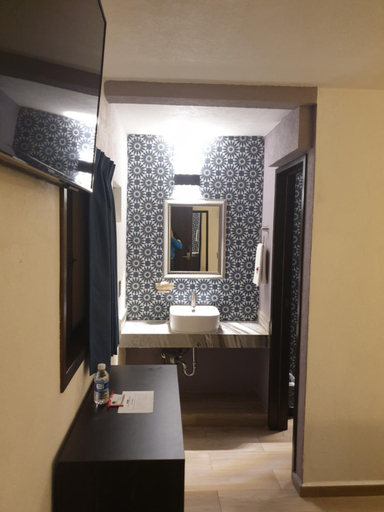 Bathroom 4, Hotel Don Carlos, Morelia