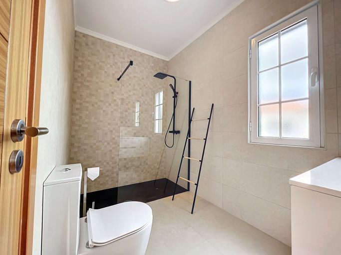 Bathroom 3, Moradia Uriel, Santa Cruz