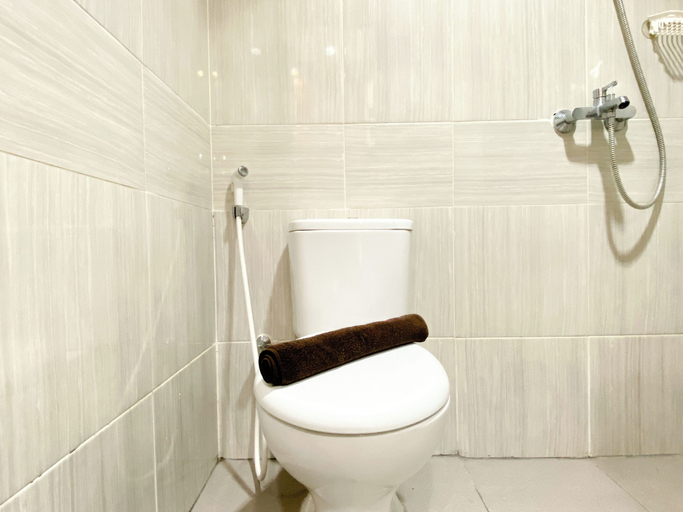 Bathroom 3, Modern Studio At Vasanta Innopark Apartment, Cikarang