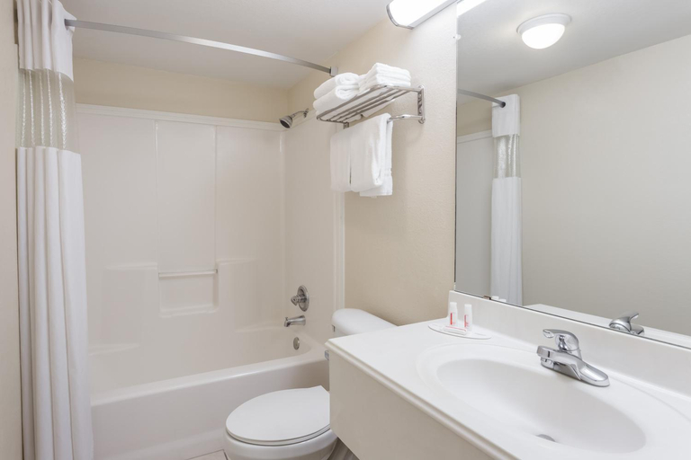 Bathroom 3, Knights Inn Franklin Ave Waco TX, McLennan