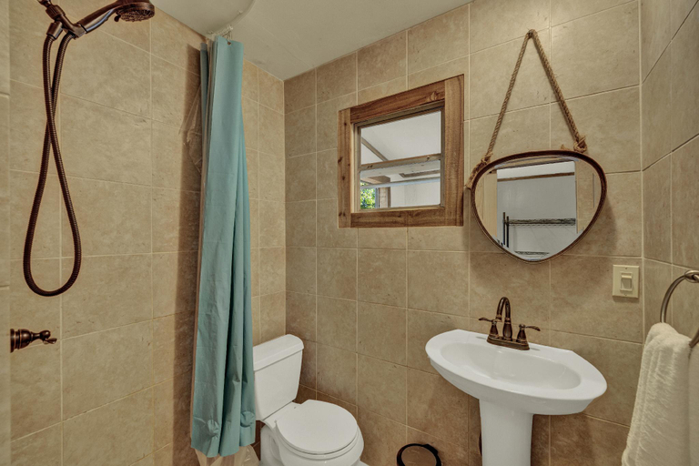 Bathroom 2, Casa Terracotta and Casa Pennington, Hays