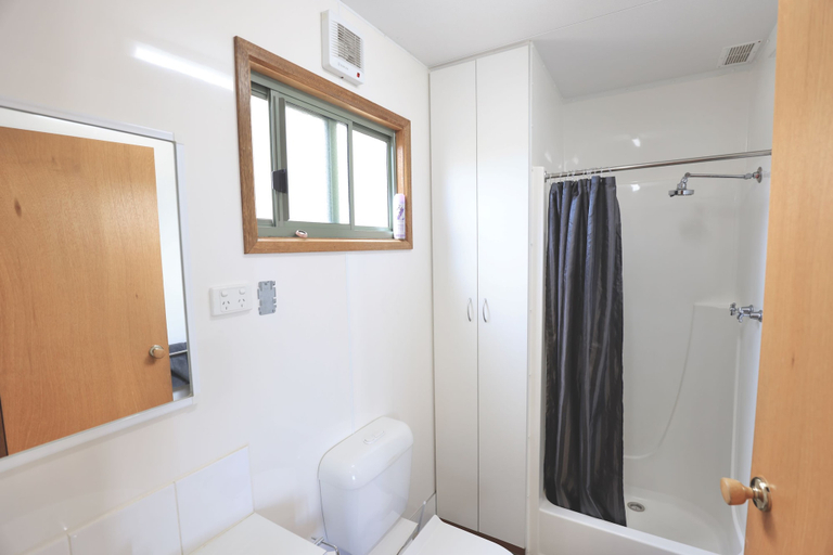 Bathroom 4, Sea Vu Caravan Park, Robe