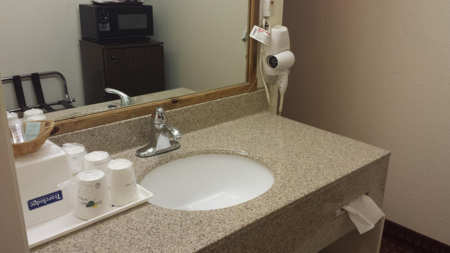 Bathroom 5, Rodeway Inn Memphis, Hall