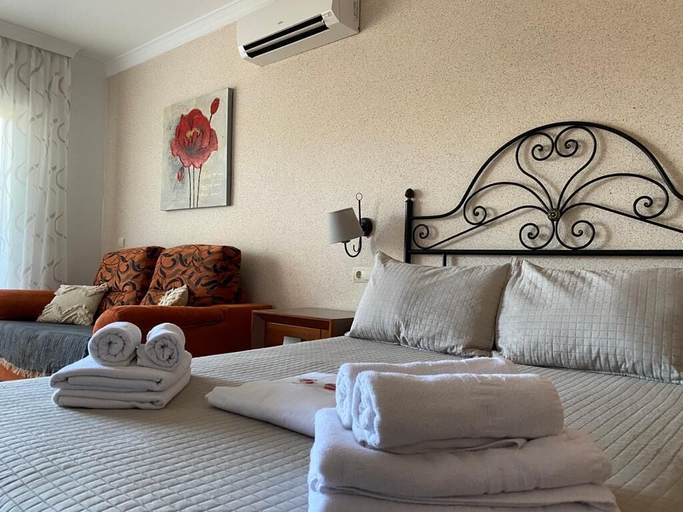 Bedroom 2, Apartamentos Benal Beach Group, Málaga