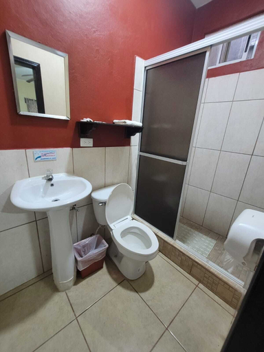 Bathroom 3, B. Apart Hotel, Roatán