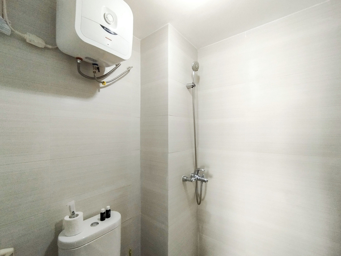 Bathroom 3, Cozy Industrial Designed 2Br At Gateway Pasteur Apartment, Bandung