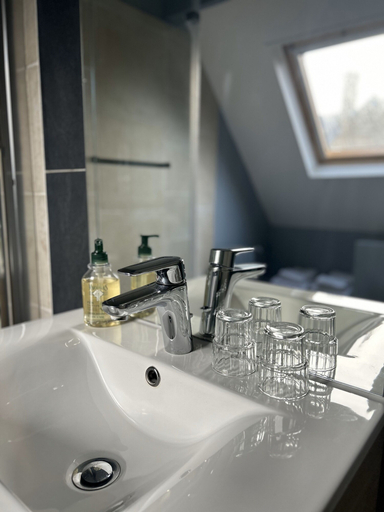 Bathroom 3, Hotel De L'Abbaye, Aisne