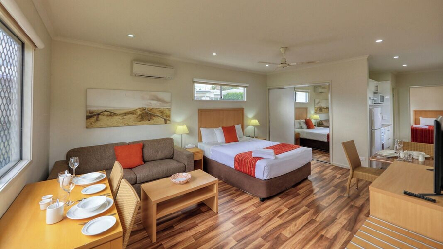 Bedroom 3, Chinchilla Motor Inn, Chinchilla