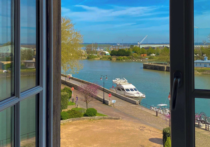 Exterior & Views 24