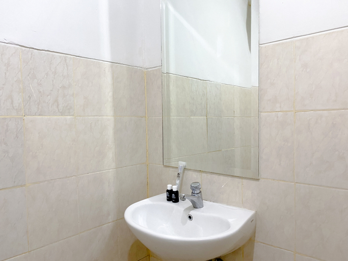 Bathroom 5, Best Price and Comfortable 2BR Park View Condominium Apartment By Travelio, Depok