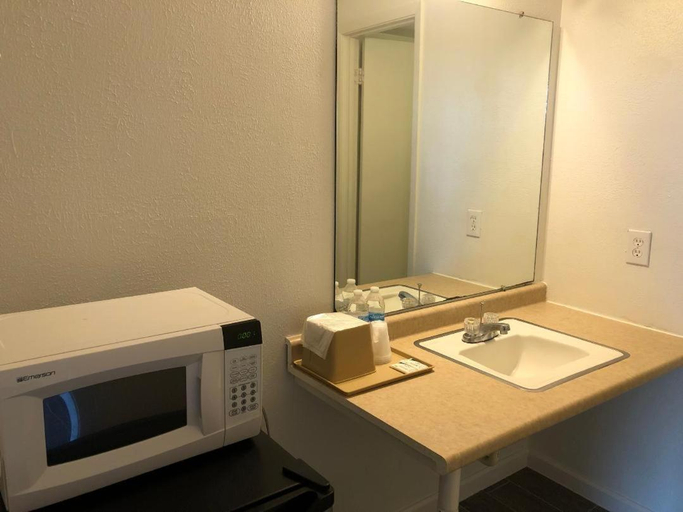 Bathroom, Royal Inn, Calhoun