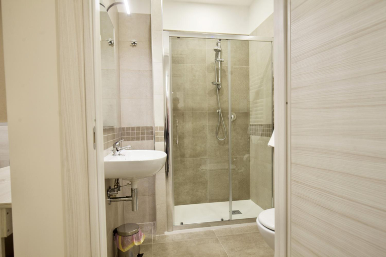 Bathroom, Six Rooms, Napoli
