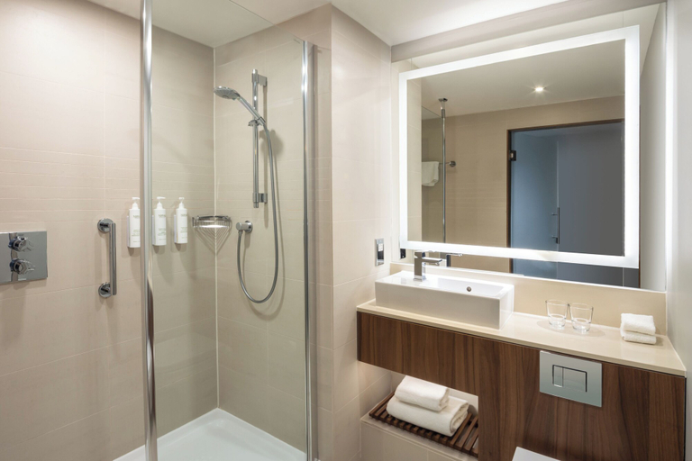 Bathroom 4, Courtyard by Marriott Edinburgh, Edinburgh