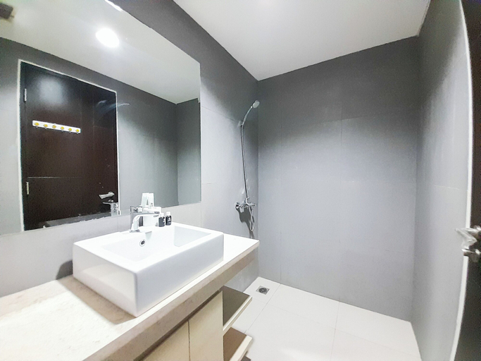 Bathroom 5, Modern Look And Comfortable Studio At Patraland Amarta Apartment, Sleman
