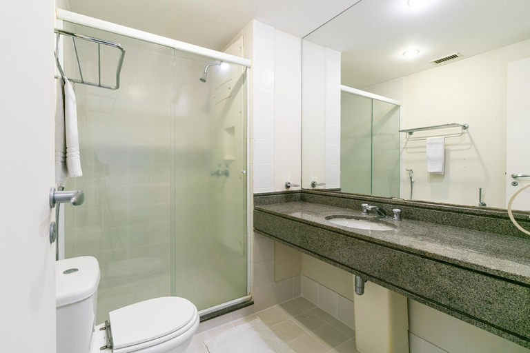 Bathroom 4, Hotel E suites em frente ao Aeroporto com ar e piscina 1714, São Paulo