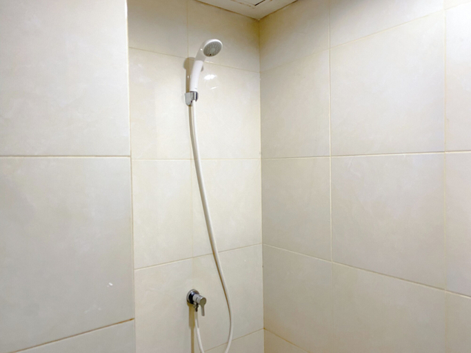 Bathroom 5, Modern Studio At Elvis Tower Apartment, Cikarang