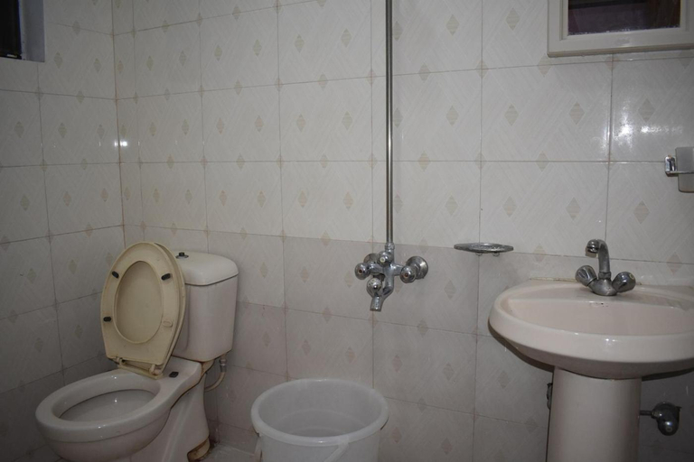 Bathroom 3, Hotel The Oriel, Islamabad