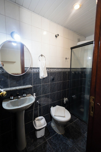 Bathroom 5, Golden Star, Curitiba