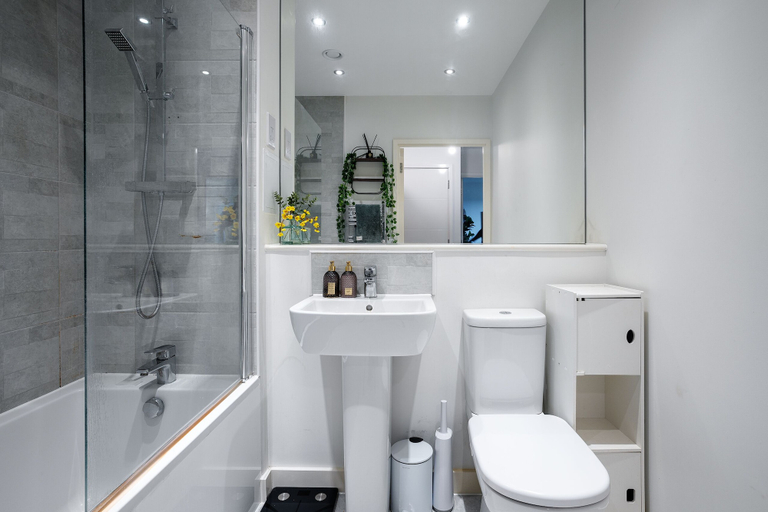 Bathroom 2, Charming 1-bed Apartment in London, London