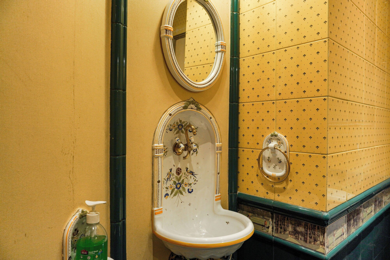 Bathroom 12