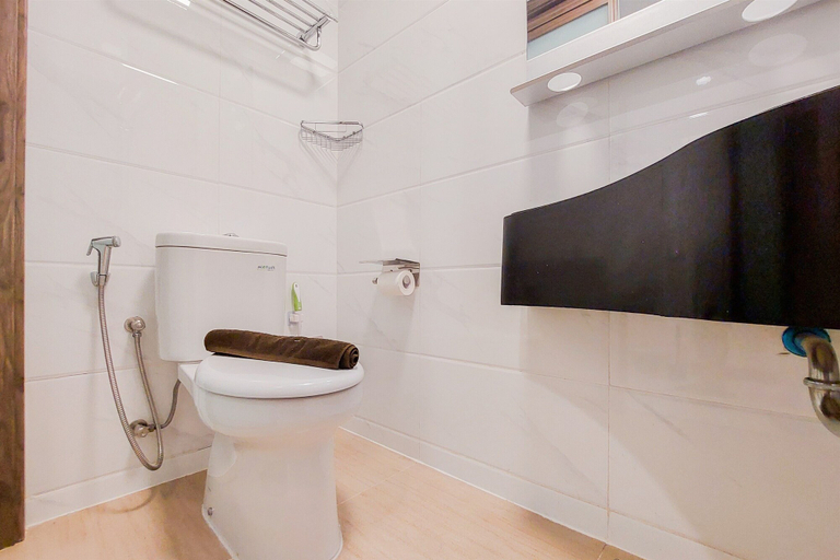 Bathroom 2, Nice And Simply Studio At Sky House Bsd Apartment, South Tangerang