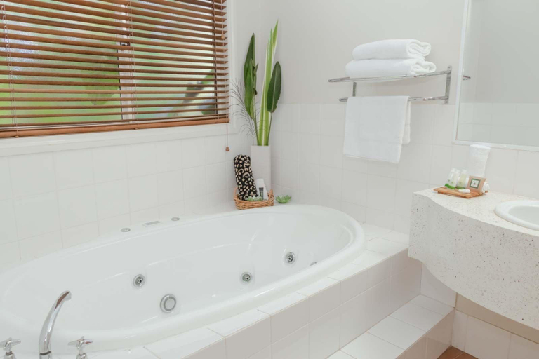 Bathroom 5, The Arabella Motel, Ballina