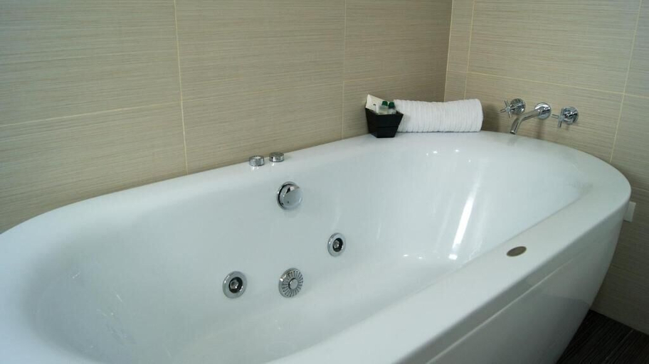 Bathroom 3, Hotel Puerta de San Antonio, Santiago de Cali