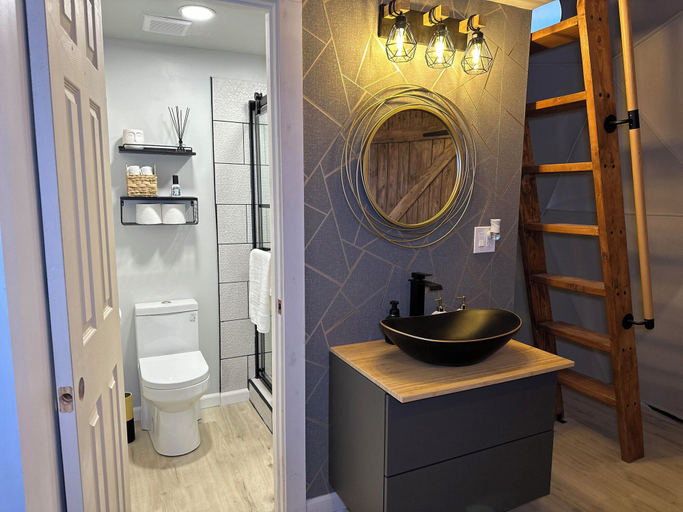 Bathroom 3, White Camel, Kane