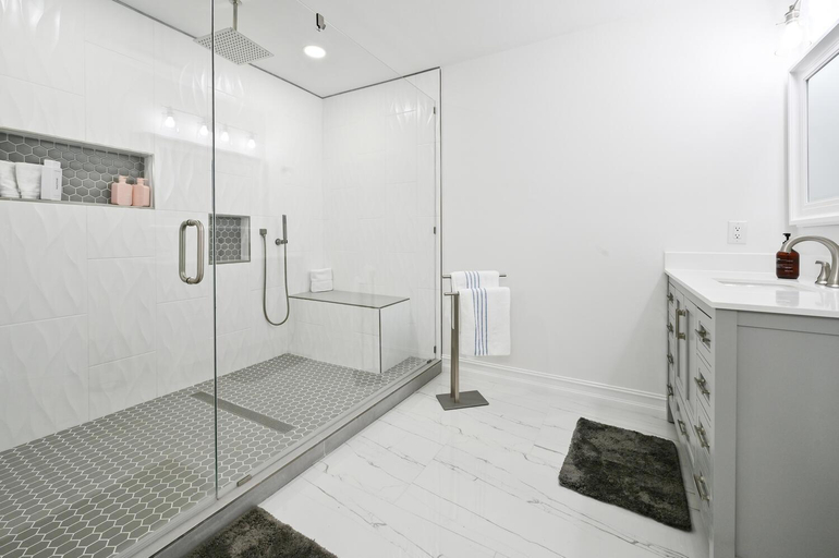Shower, Spacious+Cozy Home, near the beach, heated pool., Collier