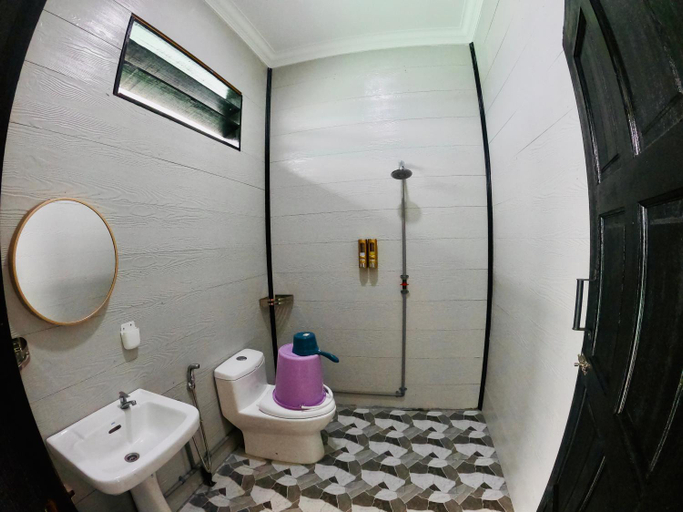 Bathroom, Maglami-lami Water House, Semporna