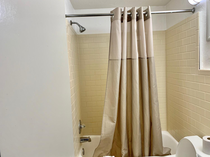 Bathroom, Imperial Inn, Burlington