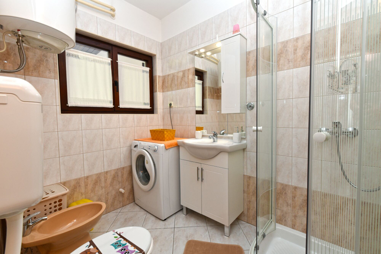 Bathroom 3, Apartment 1230, Pula