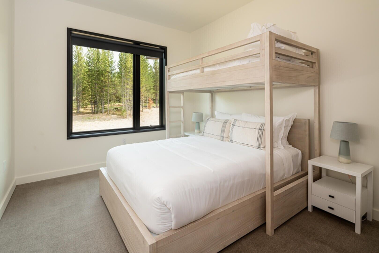 Room 4, 221 Lakelodge 2 Bedroom Condo by Moonlight Basin Lodging, Madison
