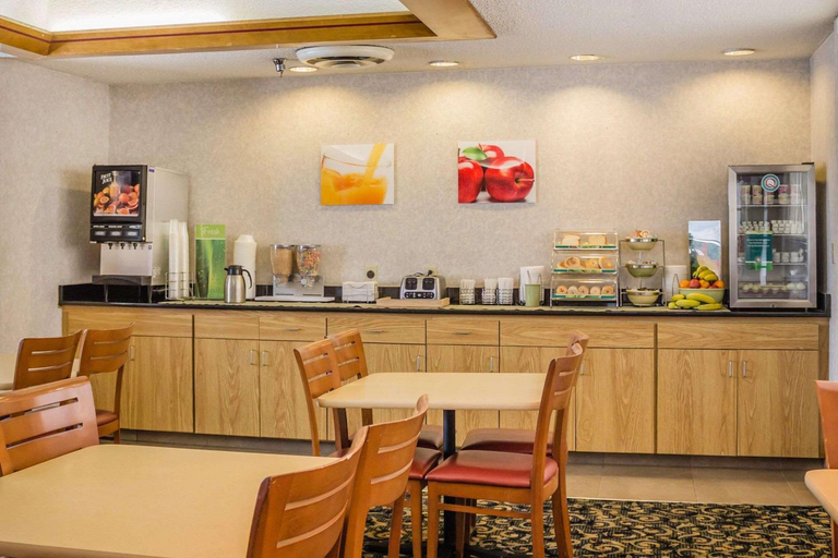 Food & Drinks 5, Quality Inn Port Clinton Waterfront, Ottawa