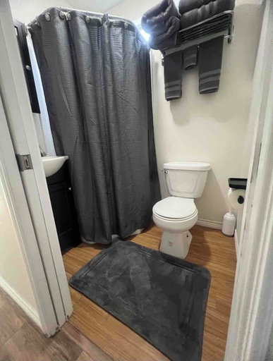 Bathroom 3, EL948, Comal