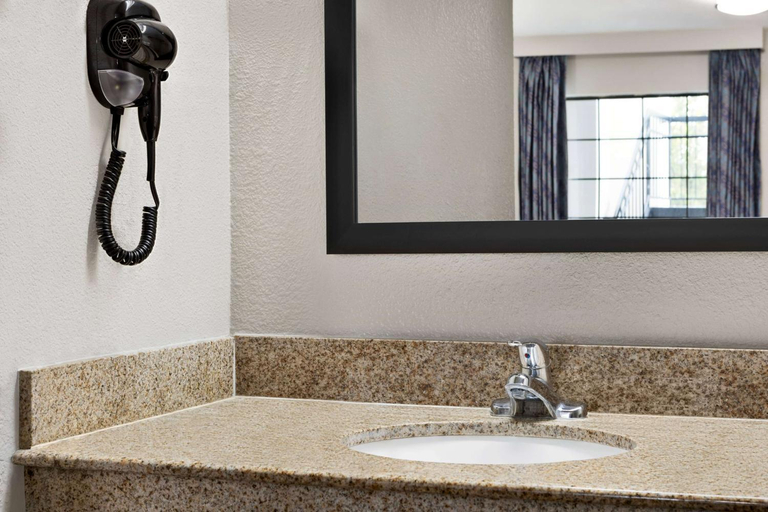 Bathroom 5, Days Inn by Wyndham Fulton, Itawamba